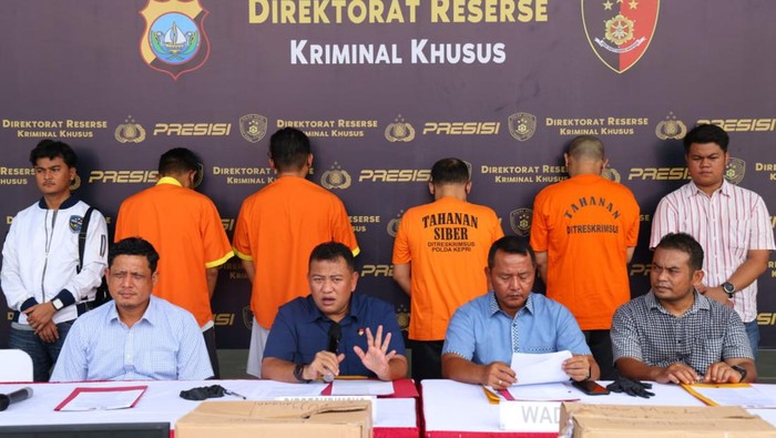 Ditreskrimsus Polda Kepri menangkap 4 orang pembobolan tabungan nasabah di dua Bank di Batam. (Foto: Dok Polda Kepri)