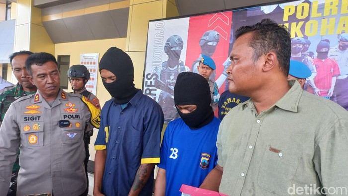 Dua tersangka pengeroyokan saat konferensi pers di Mapolres Sukoharjo, Jumat (10/11/2023).