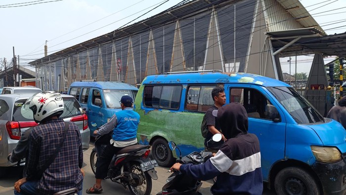 Duh! Angkot Ngetem Bikin Macet di Stasiun Bojonggede Bogor