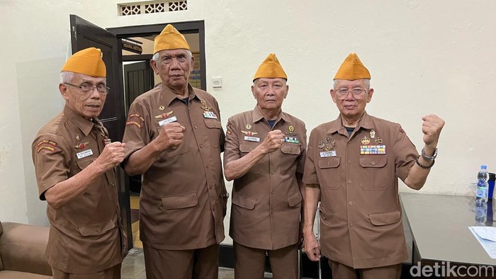 Dulwahud (Paling Kiri) dan Djono (kedua dari kanan) saat memperingati Hari Pahlawan di Bandung, Jumat (10/11/2023).