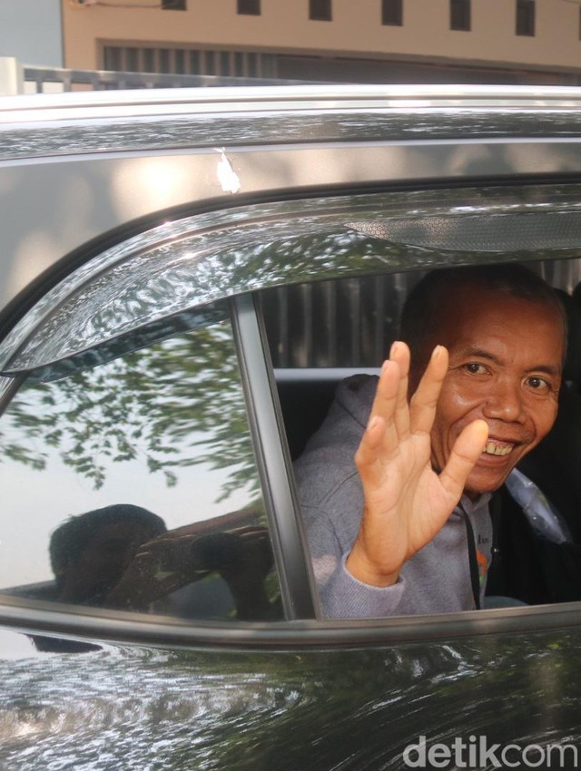 Senyum dan Kenangan Enuh Nugraha
