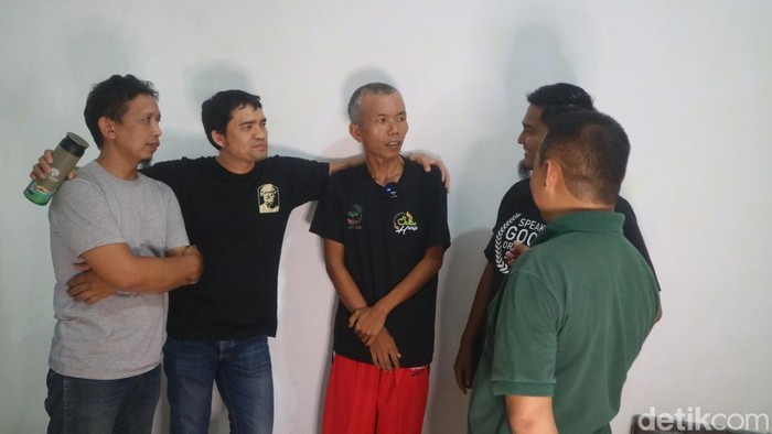 Enuh Nugraha (46) lulusan Institut Teknologi Bandung (ITB) saat dijemput teman kuliah, Jumat (10/11/2023).