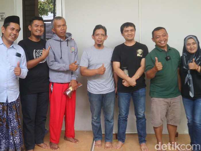 Enuh Nugraha (celana merah) lulusan Institut Teknologi Bandung (ITB) saat dijemput teman kuliahnya di Kudus, Jumat (10/11/2023).