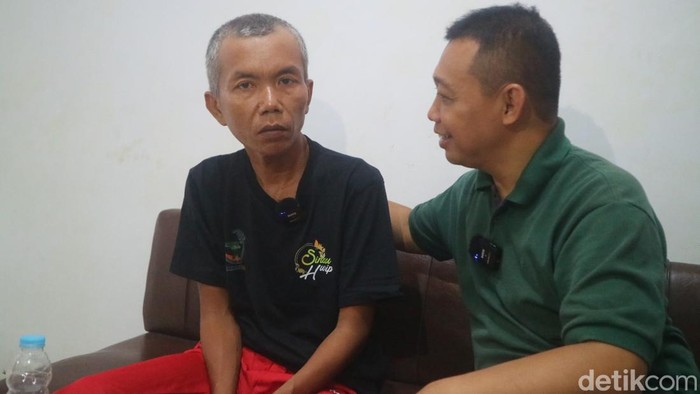 Enuh Nugraha (celana merah) lulusan Institut Teknologi Bandung (ITB) saat dijemput teman kuliahnya di Kudus, Jumat (10/11/2023).