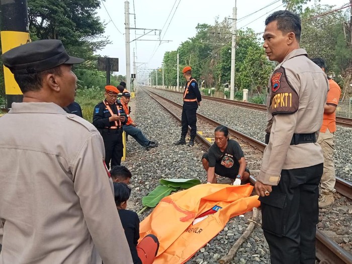 Evakuasi korban KA tertemper orang di Kelurahan Purwosari, Kecamatan Laweyan, Kota Solo, Jumat (10/11/2023).