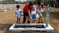 Dari Bali, seorang guru dan siswa TK melakukan tabur bunga di aman Makam Pahlawan Pancaka Tirta, Tabanan. Kegiatan yang mengusung tema Semangat Pahlawan untuk Masa Depan Bangsa dalam Memerangi Kemiskinan dan Kebodohan tersebut digelar untuk menghormati serta mengenang jasa para pahlawan guna menginspirasi generasi muda mengobarkan semangat-semangat pahlawan yang berjuang untuk kemerdekaan Indonesia.