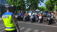 Anggota Polisi dari satuan lalu lintas (Satlantas) bersama sejumlah penguna jalan mengheningkan cipta di jalan Jendral Sudirman, Kota, Kudus, Jawa Tengah.