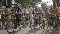 Dari Magelang, Jawa Tengah, Personel polisi bersama anggota penggemar sepeda tua memakai pakaian jaman perjuangan saat mengikuti kegiatan Gowes Bareng Ayo Kunjungi Museum untuk memperingati Hari Pahlawan.
