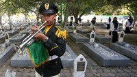 Di Aceh, peringatan Hari Pahlawan di makam pahlawan, Banda Aceh. Peringatan hari untuk mengenang jasa para pahlawan serta tragedi pada 10 November 1945 di Surabaya itu pada tahun 2023 mengusung tema semangat pahlawan untuk masa depan bangsa dalam memerangi kemiskinan dan kebodohan.