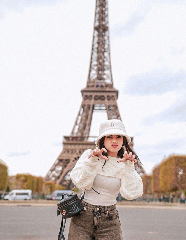 Fuji saat ini sedang menikmati hadiah liburan di Eropa dari dokter Oky Pratama. Melalui akun Instagram pribadinya Fuji membagikan foto-foto keseruannya selama berada di sana. Foto: Instagram/@fuji_an