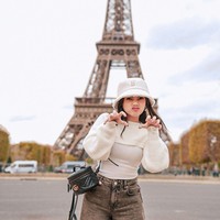 Fuji saat ini sedang menikmati hadiah liburan di Eropa dari dokter Oky Pratama. Melalui akun Instagram pribadinya Fuji membagikan foto-foto keseruannya selama berada di sana. Foto: Instagram/@fuji_an