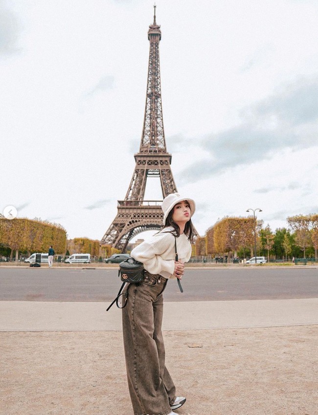 Tampil stylish mengenakan outfit bernuansa coklat, Fuji tampak berpose di depan menara Eiffel di Paris. Adik mendiang Bibi Ardiansyah itu tampak cantik dan imut dengan pose duck face dan bucket hat yang dikenakannya. Foto: Instagram/@fuji_an
