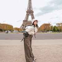 Tampil stylish mengenakan outfit bernuansa coklat, Fuji tampak berpose di depan menara Eiffel di Paris. Adik mendiang Bibi Ardiansyah itu tampak cantik dan imut dengan pose duck face dan bucket hat yang dikenakannya. Foto: Instagram/@fuji_an