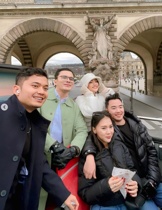 Fuji mengunjungi Paris bersama dokter Oky dan beberapa rekannya. Ekspresi bahagia pun tampak jelas terpancar di wajah Fuji. Foto: Instagram/@fuji_an