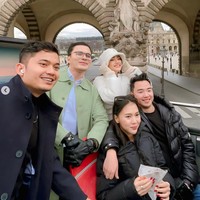 Fuji mengunjungi Paris bersama dokter Oky dan beberapa rekannya. Ekspresi bahagia pun tampak jelas terpancar di wajah Fuji. Foto: Instagram/@fuji_an