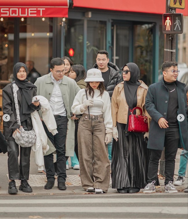 Ketika berada di Eropa Fuji sempat menceritakan kepanikannya saat kecopetan. Pasalnya tas yang dicopet itu berisi paspor dan hp kerjanya. Foto: Instagram/@fuji_an