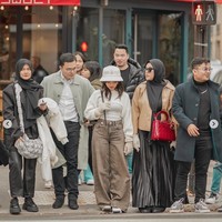 Ketika berada di Eropa Fuji sempat menceritakan kepanikannya saat kecopetan. Pasalnya tas yang dicopet itu berisi paspor dan hp kerjanya. Foto: Instagram/@fuji_an