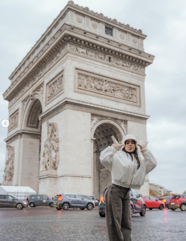 Karena cuaca di sana yang sedang dingin, Fuji pun mengenakan pakaian yang cukup tebal, sarung tangan, dan celana panjang. Foto: Instagram/@fuji_an