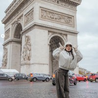 Karena cuaca di sana yang sedang dingin, Fuji pun mengenakan pakaian yang cukup tebal, sarung tangan, dan celana panjang. Foto: Instagram/@fuji_an