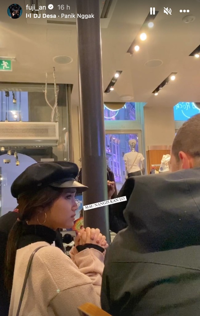 Potret wajah panik Fuji yang sempat diabadikan ketika tas miliknya hilang. Untungnya setelah menunggu sekitar 20 menit tasnya itu bisa kembali dan pencopetnya pun tertangkap. Foto: Instagram/@fuji_an
