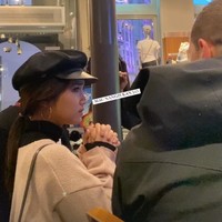 Potret wajah panik Fuji yang sempat diabadikan ketika tas miliknya hilang. Untungnya setelah menunggu sekitar 20 menit tasnya itu bisa kembali dan pencopetnya pun tertangkap. Foto: Instagram/@fuji_an