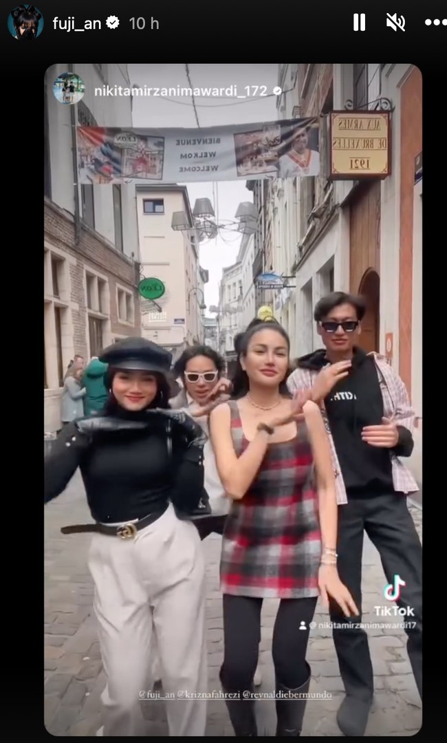 Pergi ke Eropa bersama Nikita Mirzani, keduanya pun tampak membuat video berjoget bersama. Mengenakan kaos lengan panjang hitam yang dipadukan dengan celana putih, Fuji berdiri di sebelah Nikita. Foto: Instagram/@fuji_an