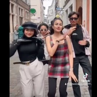 Pergi ke Eropa bersama Nikita Mirzani, keduanya pun tampak membuat video berjoget bersama. Mengenakan kaos lengan panjang hitam yang dipadukan dengan celana putih, Fuji berdiri di sebelah Nikita. Foto: Instagram/@fuji_an