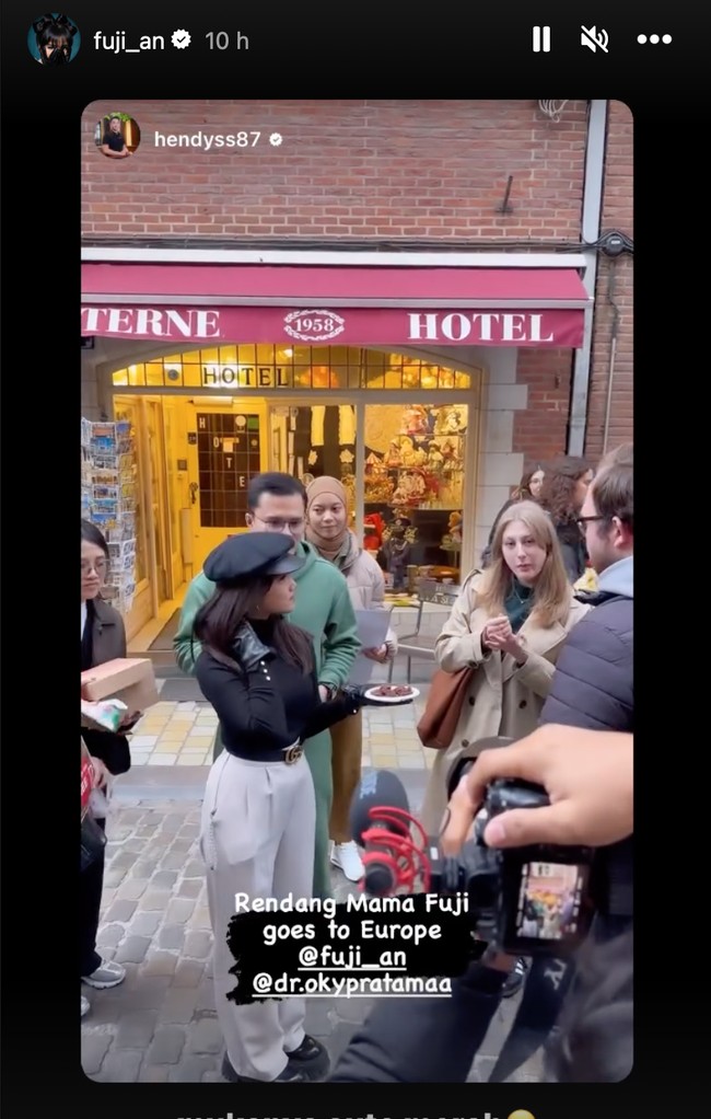 Tak hanya sekedar berjalan-jalan, Fuji juga terlihat menawarkan rendang buatan sang mama yang sudah dibawanya jauh-jauh ke para bule di sana. Dalam video yang dibagikan terlihat Fuji membawa sepiring kecil rendang untuk dicicipi para bule yang lewat. Foto: Instagram/@fuji_an