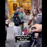 Tak hanya sekedar berjalan-jalan, Fuji juga terlihat menawarkan rendang buatan sang mama yang sudah dibawanya jauh-jauh ke para bule di sana. Dalam video yang dibagikan terlihat Fuji membawa sepiring kecil rendang untuk dicicipi para bule yang lewat. Foto: Instagram/@fuji_an