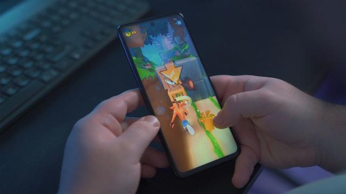Bermain game di handphone.