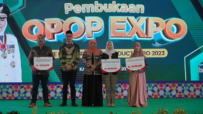 Gubernur Jatim Khofifah Indar Parawansa membuka OPOP Expo.