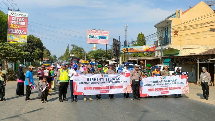 Hening cipta Hari Pahlawan di Jalur Pantura Probolinggo-Situbondo.