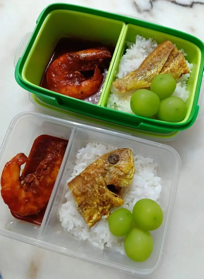Ibu siapkan bekal makanan untuk teman anaknya.