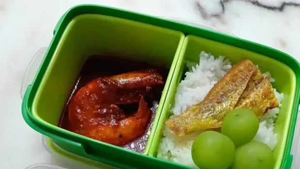 Ibu siapkan bekal makanan untuk teman anaknya.