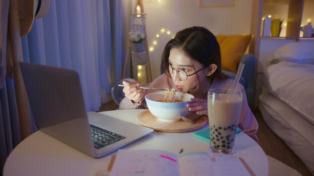 Ilustrasi begadang dan pola makan tak sehat