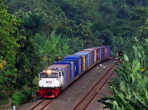 Heroik! PJL Selamatkan Wanita Nekat Hadang Kereta Api di Pemalang