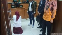 Inara Rusli ditemani pengacaranya kala itu. Foto: Ahsan/detikhot