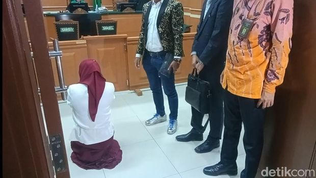 Inara Rusli saat ditemui di Pengadilan Agama Jakarta Barat.