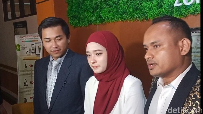 Inara Rusli saat ditemui di Pengadilan Agama Jakarta Barat.