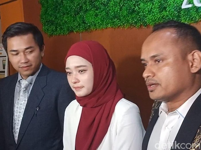 Inara Rusli saat ditemui di Pengadilan Agama Jakarta Barat.