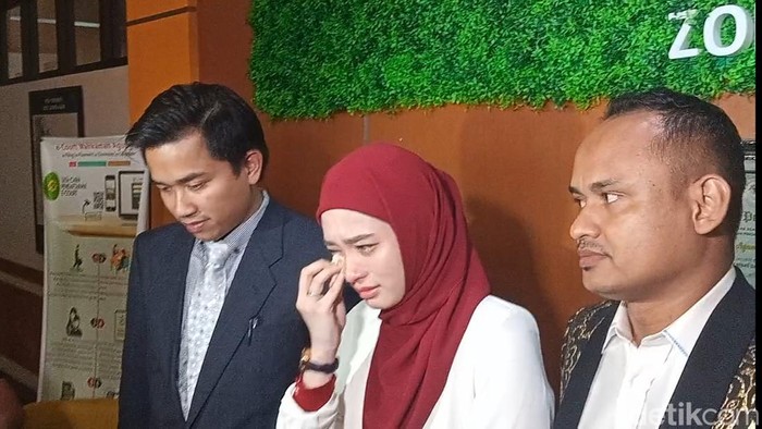 Inara Rusli saat ditemui di Pengadilan Agama Jakarta Barat.