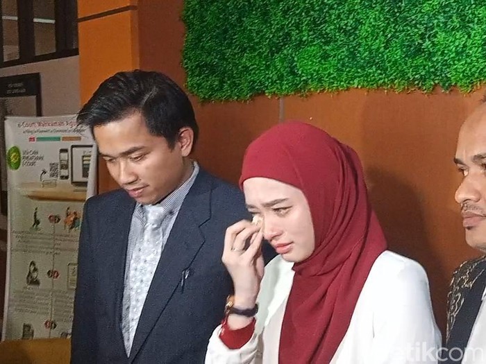 Inara Rusli saat ditemui di Pengadilan Agama Jakarta Barat.