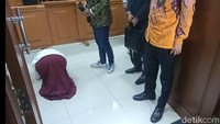 Tak hanya itu, Inara Rusli juga sujud syukur usai sidang putusan tersebut. Foto: Ahsan/detikhot