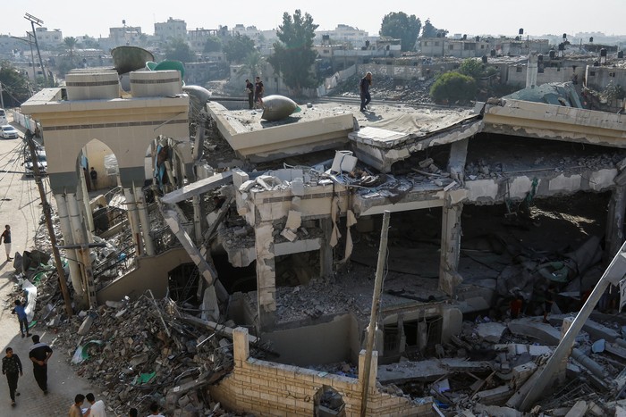 A Palestinian man inspects the site of an Israeli strike on a mosque, amid the ongoing conflict between Israel and Palestinian Islamist group Hamas, in Khan Younis in the southern Gaza Strip, November 9, 2023. REUTERS/Ibraheem Abu Mustafa     TPX IMAGES OF THE DAY