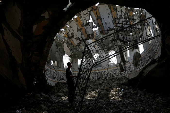 A Palestinian man inspects the site of an Israeli strike on a mosque, amid the ongoing conflict between Israel and Palestinian Islamist group Hamas, in Khan Younis in the southern Gaza Strip, November 9, 2023. REUTERS/Ibraheem Abu Mustafa     TPX IMAGES OF THE DAY