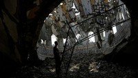 Seorang pria Palestina memeriksa lokasi serangan Israel di sebuah masjid di Khan Younis di selatan Jalur Gaza, Kamis (9/11/2023).  