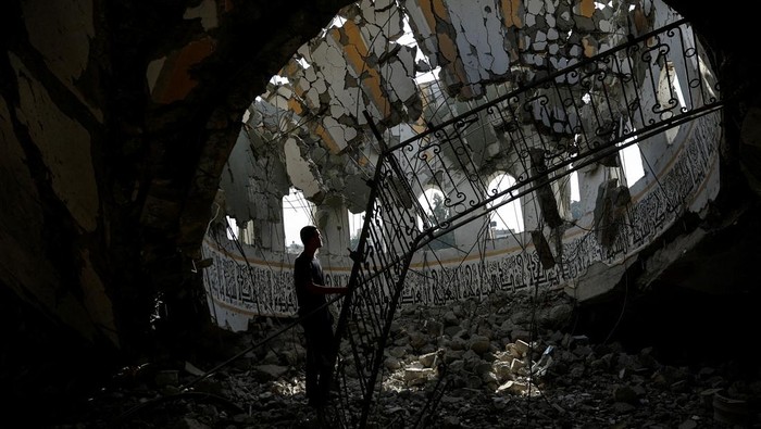 Israel Hancurkan 4 Masjid di Gaza dalam Semalam A Palestinian man inspects the site of an Israeli strike on a mosque, amid the ongoing conflict between Israel and Palestinian Islamist group Hamas, in Khan Younis in the southern Gaza Strip, November 9, 2023. REUTERS/Ibraheem Abu Mustafa TPX IMAGES OF THE DAY