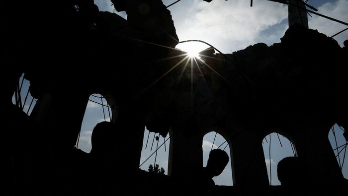 A Palestinian man inspects the site of an Israeli strike on a mosque, amid the ongoing conflict between Israel and Palestinian Islamist group Hamas, in Khan Younis in the southern Gaza Strip, November 9, 2023. REUTERS/Ibraheem Abu Mustafa     TPX IMAGES OF THE DAY