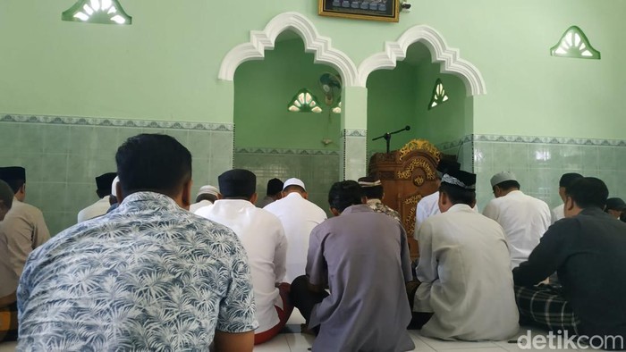 Jemaah Salat Jumat Masjid Nurul Iman Pacitan Mendoakan Rakyat Palestina dengan Bacaan Qunut Nazilah
