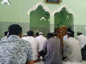 Jemaah Salat Jumat di Pacitan Bacakan Qunut Nazilah untuk Rakyat Palestina